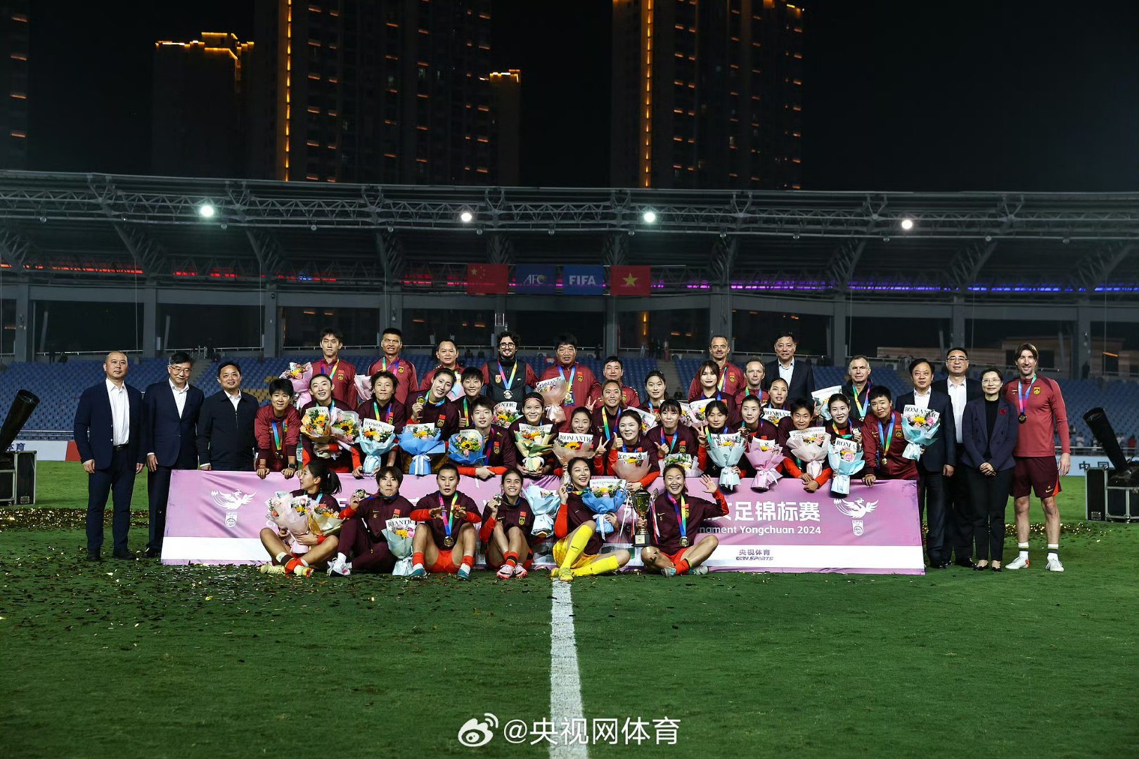 女足比赛球队举行球迷见面会，与球迷互动交流的简单介绍